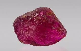 卢比莱（Rubellite）：碧玺家族的“红宝石”