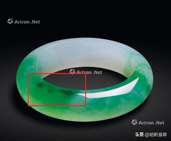 翡翠手镯上有黑点的价值千万的翡翠手镯也有黑点好吗  第3张