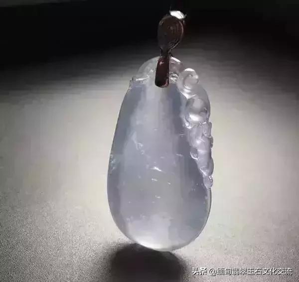 老大爷嫌翡翠的水头不太好，用水一泡后却发黄  第4张