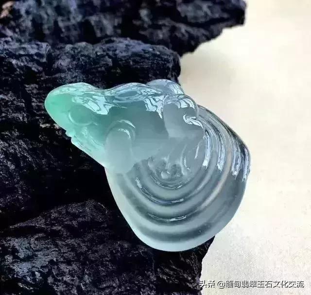 老大爷嫌翡翠的水头不太好，用水一泡后却发黄  第10张