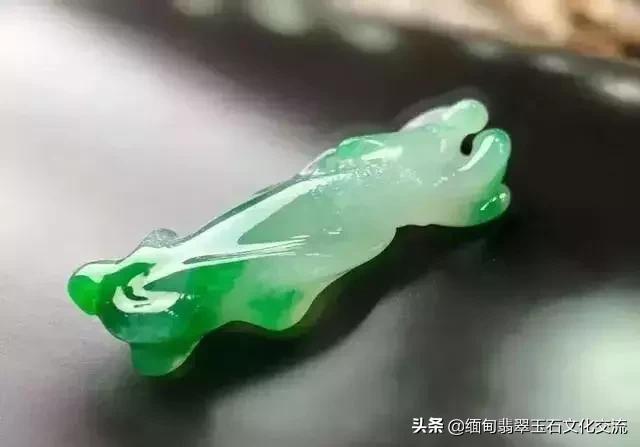 老大爷嫌翡翠的水头不太好，用水一泡后却发黄  第18张