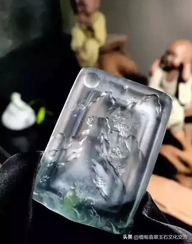 老大爷嫌翡翠的水头不太好，用水一泡后却发黄  第33张