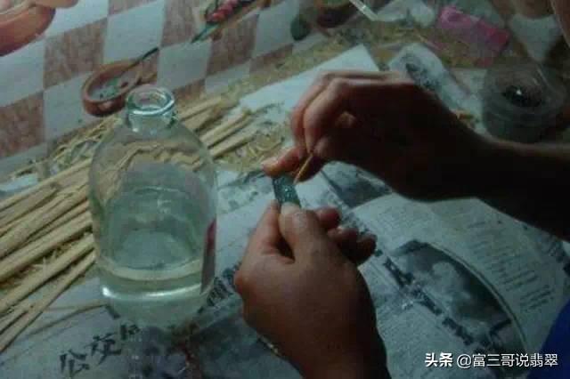 行家揭秘：几十万的翡翠手镯，用它抛个光就卖你几千！  第15张