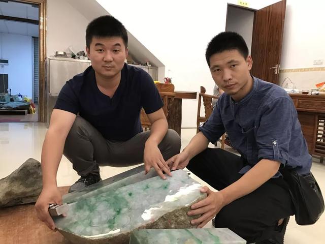 中缅边境直播卖翡翠，一年卖一亿姐告玉城淘宝直播卖翡翠  第5张