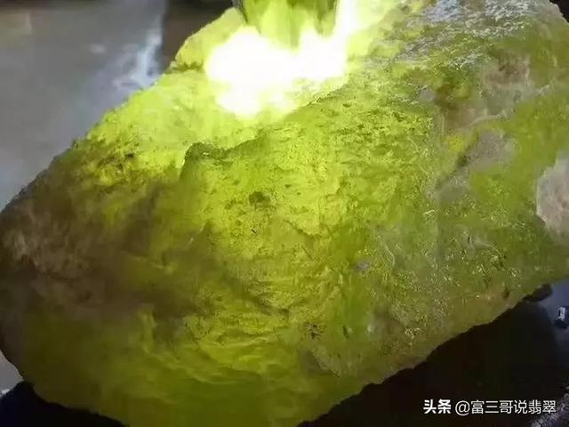 怎么辨别翡翠原石皮壳  第1张