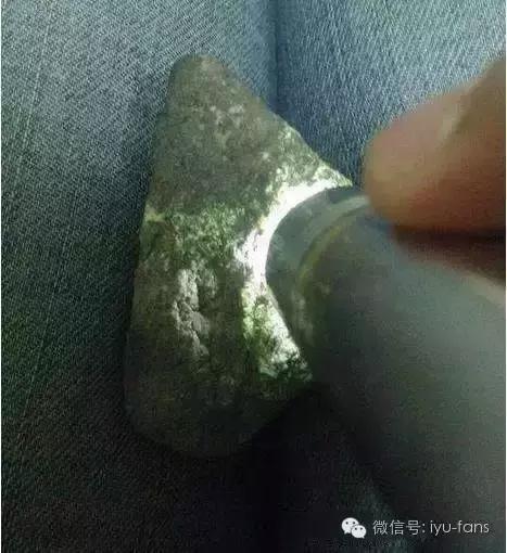 翡翠原石打灯怎样看种翡翠原石，翡翠原石鉴别方法  第8张