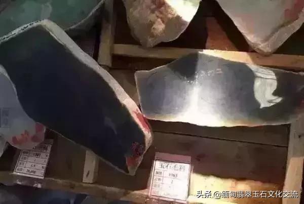 帝王绿翡翠原石怎么能拍出天价乌鸡种翡翠价值千万的翡翠  第12张