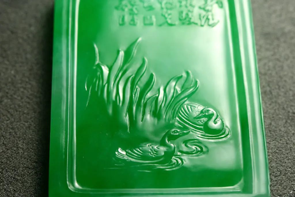 看整体的起货效果，你们觉得值吗？一块价值8万满绿的翡翠片料-第9张图片-