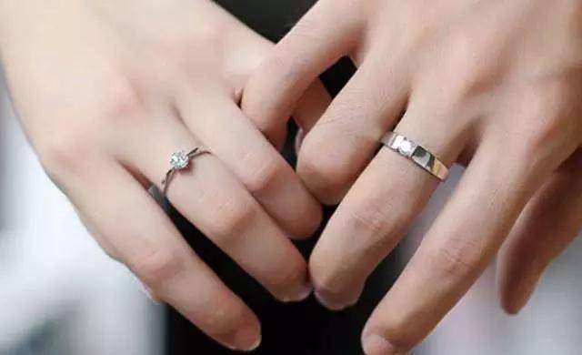 单身戒指戴哪个手指女孩子,单身女人戴戒指正确的戴法