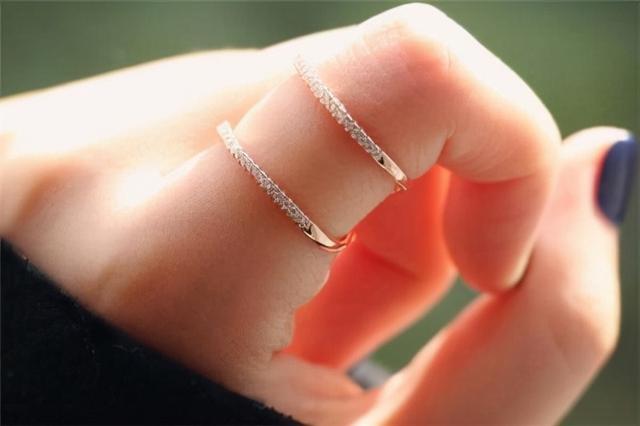 女生戒指的戴法和意义左右手,女性戴戒指的各种意义