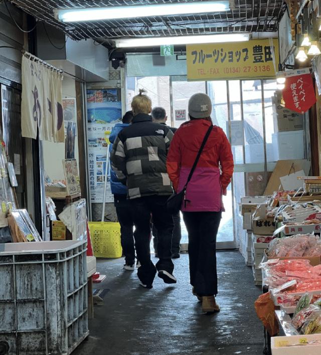 戒指戴右手无名指是什么意思,左右手无名指戴戒指的含义  第10张