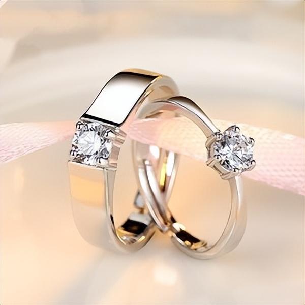 结婚戒指戴哪个手的手指,婚礼戒指戴在哪个手指