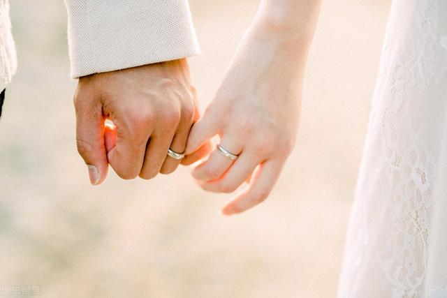 结婚戒指戴哪个手指?,结婚戒指应该戴在哪一只手  第3张