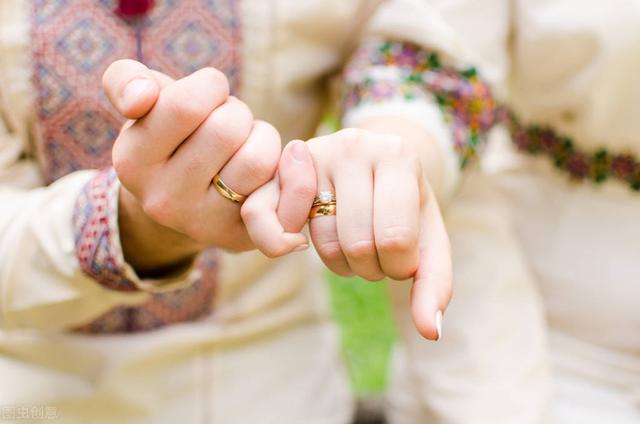 结婚戒指戴哪个手指?,结婚戒指应该戴在哪一只手  第1张