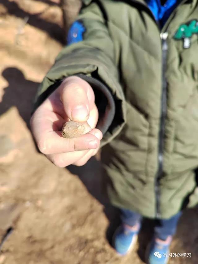 白水晶石头有什么用途,长在石头上的水晶