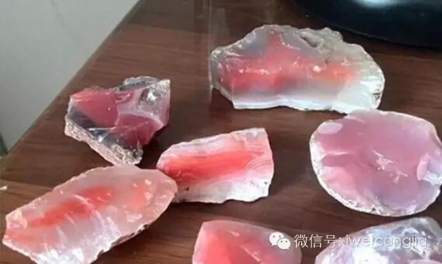 南红烤色料器是什么材质的,南红黑冻料怎么样