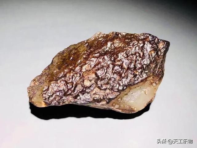 沙子里面的玉石,玉石外面包裹的是什么
