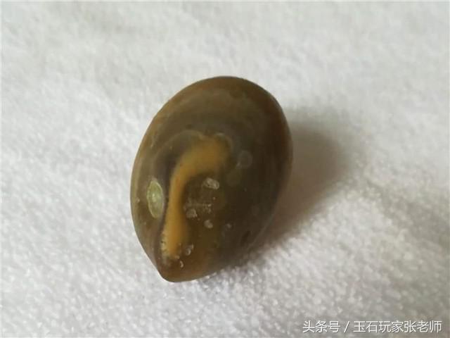 有黑点的白玉是什么玉,带黑点白色玉  第6张