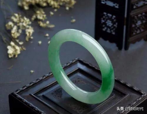 翡翠手串用什么绳好一点,翡翠手串用什么穿最好  第4张