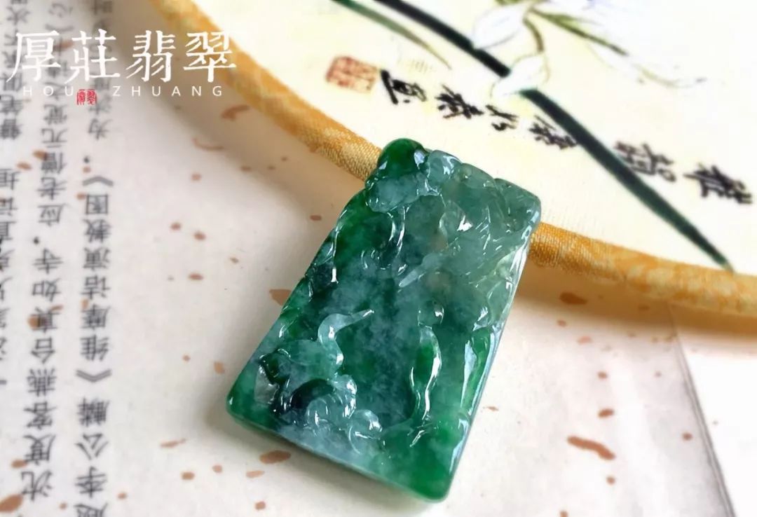 轻点罗衫，摇曳英姿——翡翠玉佩-第10张图片-