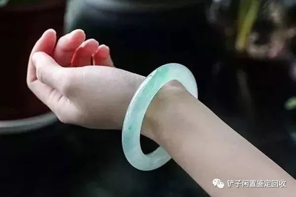 该如何保养？怎么才能不让翡翠手镯越戴越暗？-第7张图片-