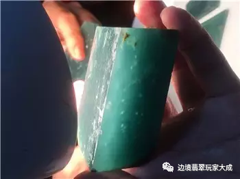 竟然被师傅切出了啤酒瓶底玻璃种观音——极品蓝水-第2张图片-