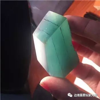 竟然被师傅切出了啤酒瓶底玻璃种观音——极品蓝水-第4张图片-