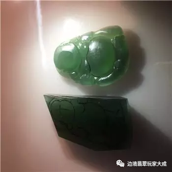 竟然被师傅切出了啤酒瓶底玻璃种观音——极品蓝水-第8张图片-