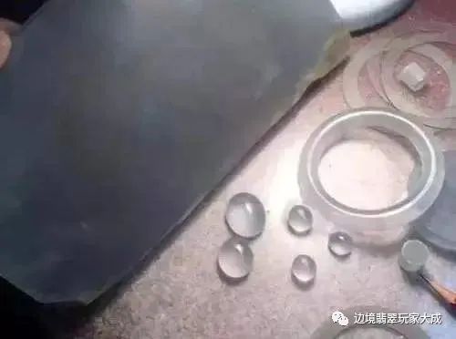 你有玻璃种吗？顶级玻璃种翡翠长什么样？-第6张图片-