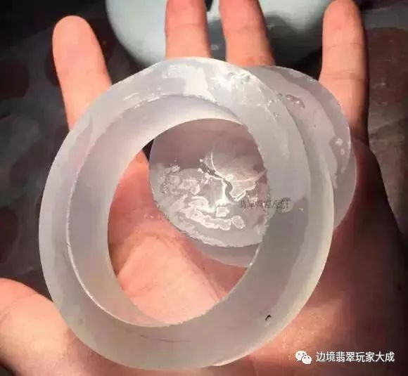 你有玻璃种吗？顶级玻璃种翡翠长什么样？-第4张图片-