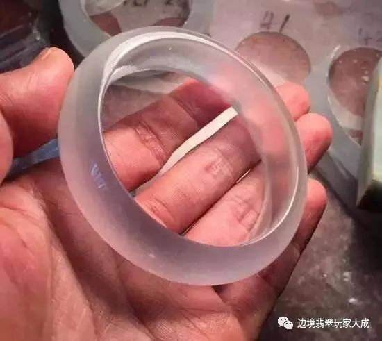 你有玻璃种吗？顶级玻璃种翡翠长什么样？-第9张图片-