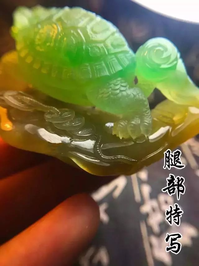 起货盼君荣归摆件，惊艳四座！一块大马坎黄加绿翡翠原石直接变身-第9张图片-