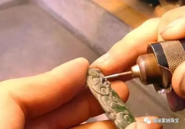 带你看看抛光工序！翡翠没抛光，就像美女没化妆-第8张图片-