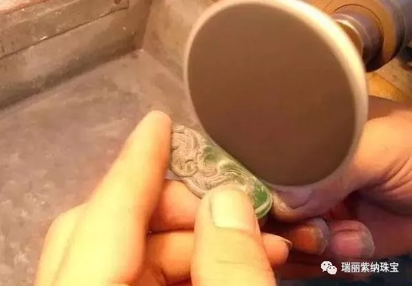 带你看看抛光工序！翡翠没抛光，就像美女没化妆-第11张图片-