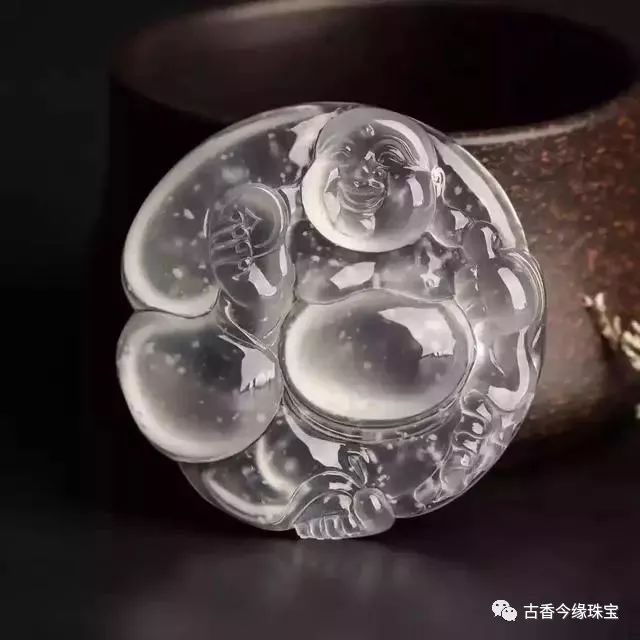 看看你的翡翠有没有？哪些翡翠瑕疵要不得，哪些翡翠瑕疵受欢迎-第4张图片-