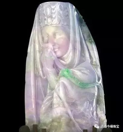 这少数民族美女除了有钱，翡翠雕成是因为还得有情怀！-第15张图片-