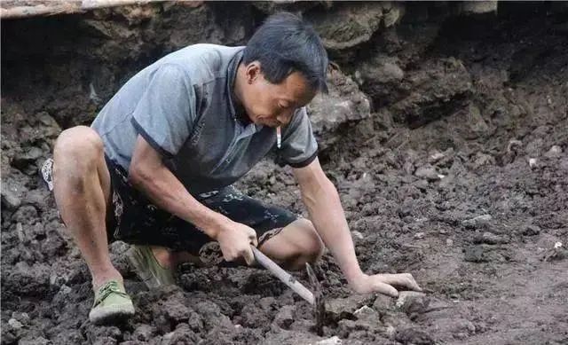 无数市民寻宝挖玉根本停不下来！缅甸瓦城上演“疯狂的石头” -第11张图片-