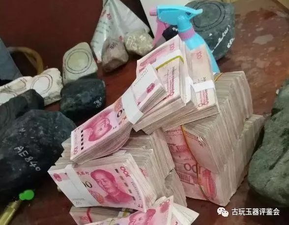 带70万首次赌石却大获全胜！小伙给女友买到真玉手镯！-第1张图片-