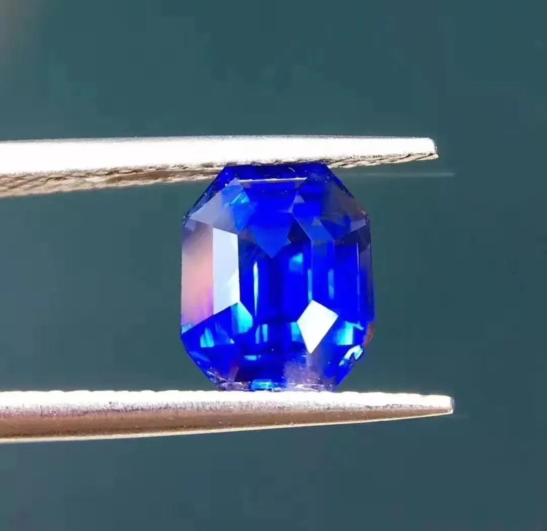 虽然缅甸红宝石很出众，但是缅甸蓝宝石也不逊色
