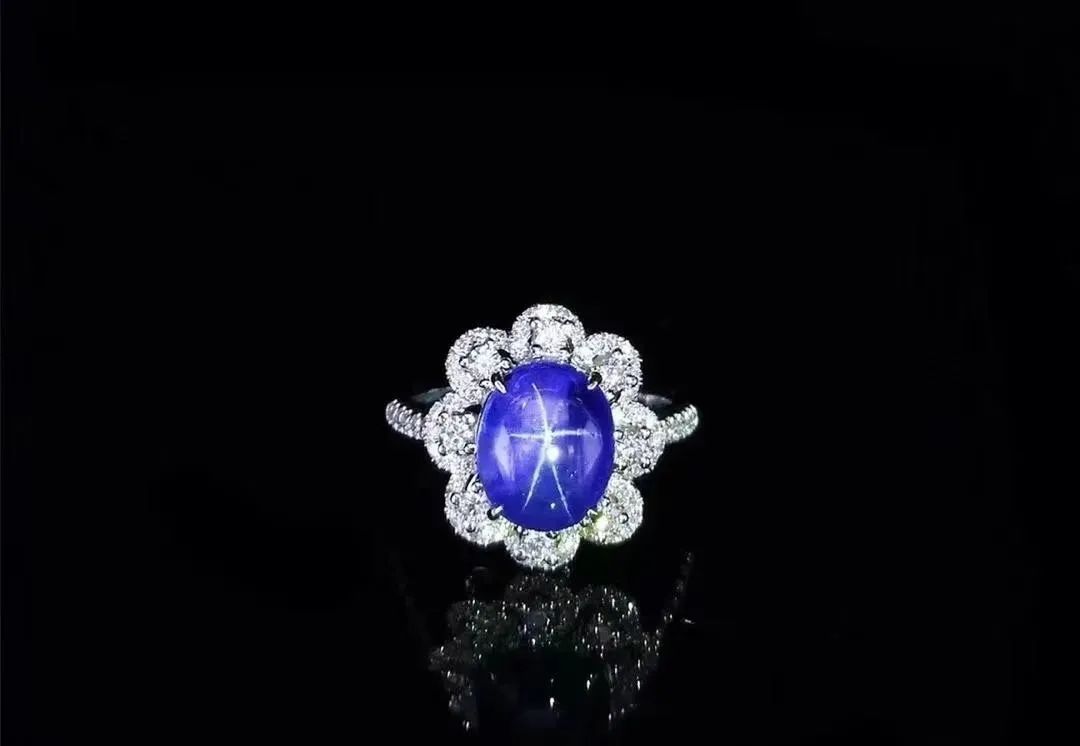 虽然缅甸红宝石很出众，但是缅甸蓝宝石也不逊色