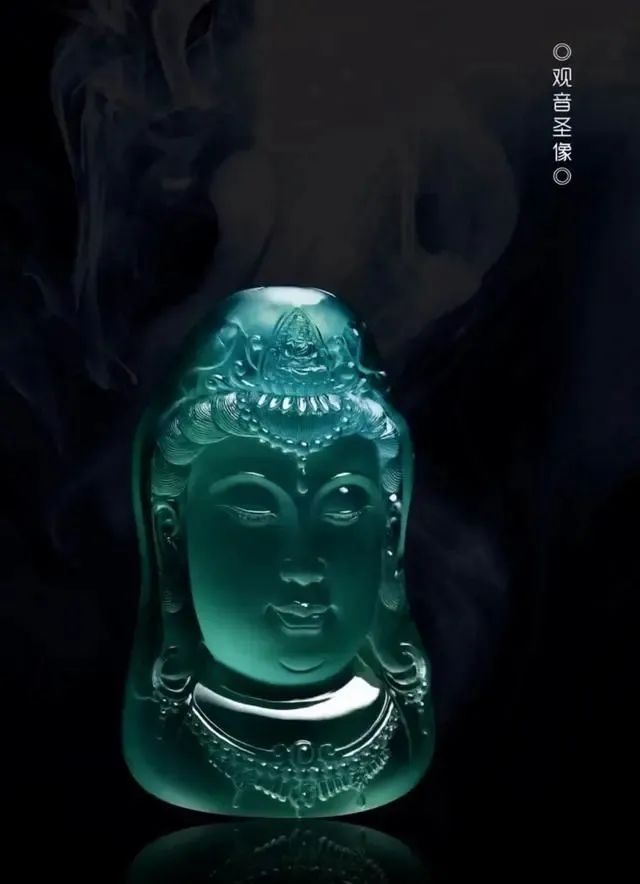 雕刻的观音像成品庄严肃穆！罕见的冰蓝水翡翠明料-第5张图片-