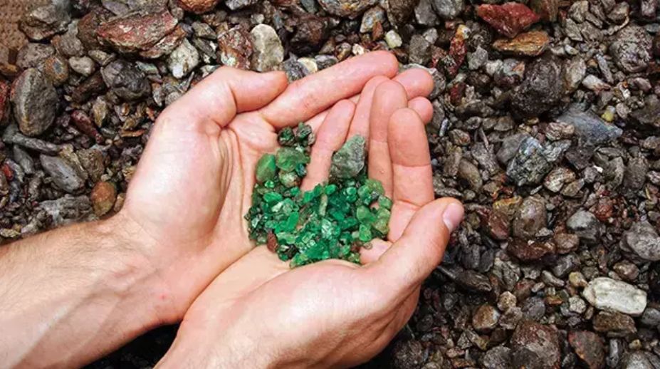 绿色精灵：原来“沙弗莱”是石榴石