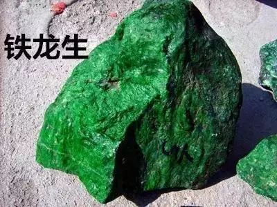 虽然说满绿翡翠很贵，但是不是所有满绿翡翠都值钱-第1张图片-