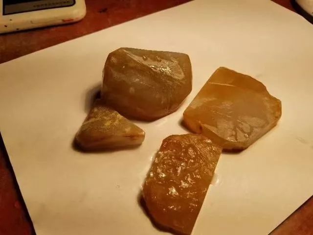 做出成品挂件很美！拳头大的原石，切出一堆高冰种鸡油黄翡翠-第3张图片-