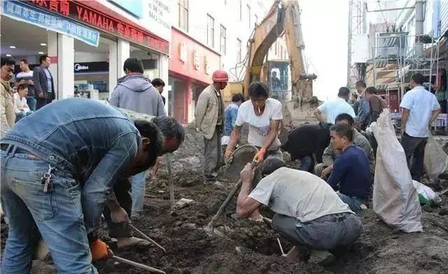 无数市民寻宝挖玉根本停不下来！缅甸瓦城上演“疯狂的石头” -第8张图片-