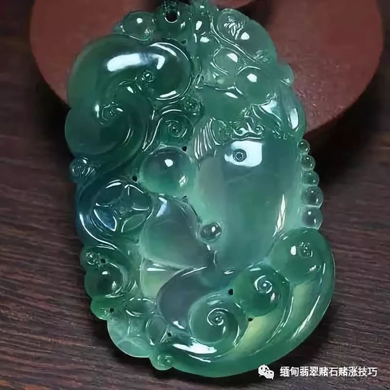 油青翡翠价值多少？油青翡翠是什么？-第1张图片-