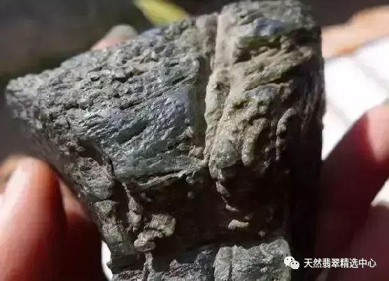 牢记这些翡翠原石场口皮壳的特征，翡翠入门知识-第2张图片-